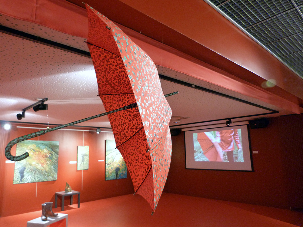 Installation le parapluie rouge